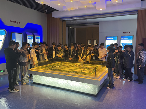 職業(yè)技術(shù)學(xué)院學(xué)生到萬洲實習(xí)實訓(xùn)3.jpg 職業(yè)技術(shù)學(xué)院學(xué)生到萬洲實習(xí)實訓(xùn)3.jpg