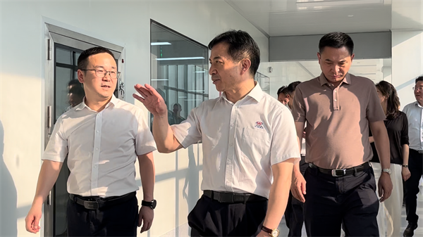 襄陽市副市長徐冰到萬洲調(diào)研光電新建項(xiàng)目1.png 襄陽市副市長徐冰到萬洲調(diào)研光電新建項(xiàng)目1.png