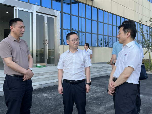 襄陽市副市長徐冰到萬洲調(diào)研光電新建項(xiàng)目3.jpg 襄陽市副市長徐冰到萬洲調(diào)研光電新建項(xiàng)目3.jpg